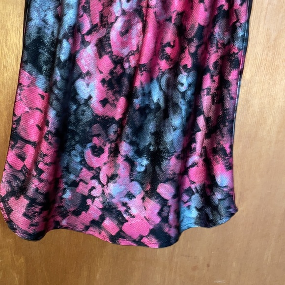 •NEW YORK & COMPANY•PINK/GRAY SHINY ABSTRACT RUFFLE COLLAR BLOUSE SIZE 6 - Picture 4 of 7